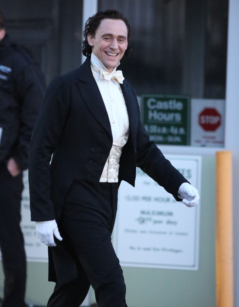 Illustration for article titled More pics from Crimson Peak set: Hiddleston and Hunnam in TAILS, PEOPLE!!